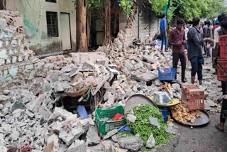 wall collapse in vegetable market