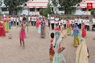 ருஷ்ணர் ஜெயந்தியை முன்னிட்டு கிருஷ்ணர் மற்றும் ராதை வேடமணிந்து சிலம்பம் சுற்றிய குழந்தைகள்