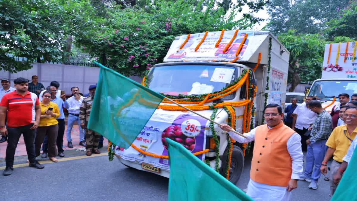 35 ರೂ. ಕೆಜಿ ಬೆಲೆಯಲ್ಲಿ ಈರುಳ್ಳಿ ಮಾರಾಟ ಮಾಡುವ ಸಂಚಾರಿ ವಾಹನಗಳಿಗೆ ಸಚಿವ ಪ್ರಹ್ಲಾದ್​ ಜೋಶಿ ಅವರಿಂದ ಹಸಿರು ನಿಶಾನೆ