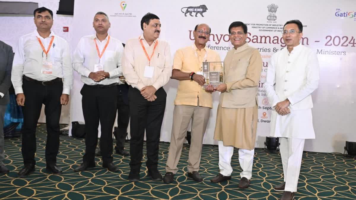 Minister Subodh Uniyal receiving the award from Union Commerce and Industry Minister Piyush Goyal