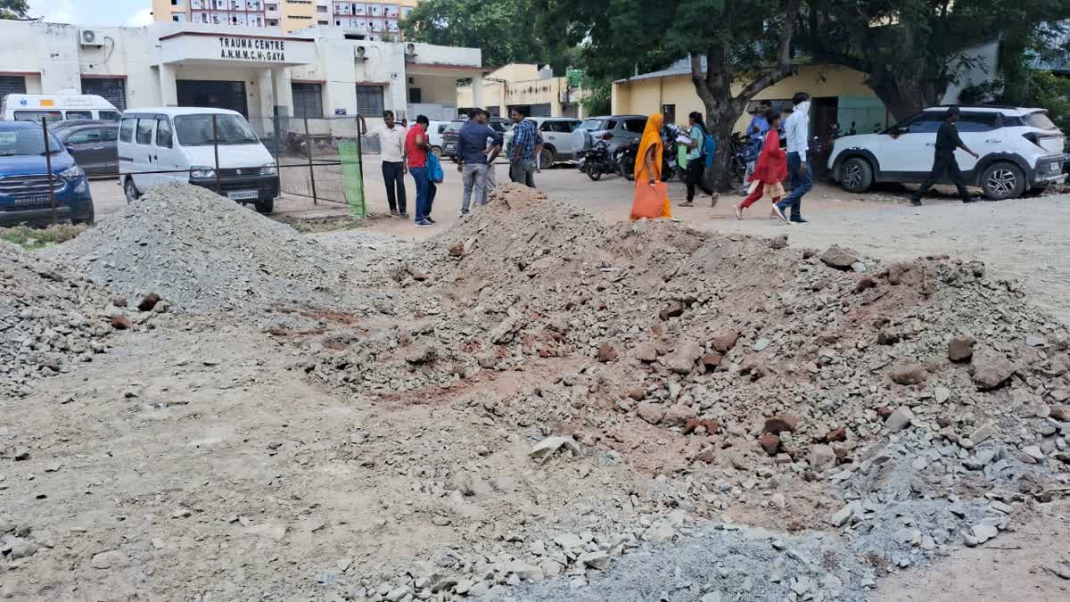 Students dug a road in Gaya ahead of the arrival of the Union Minister and BJP National President