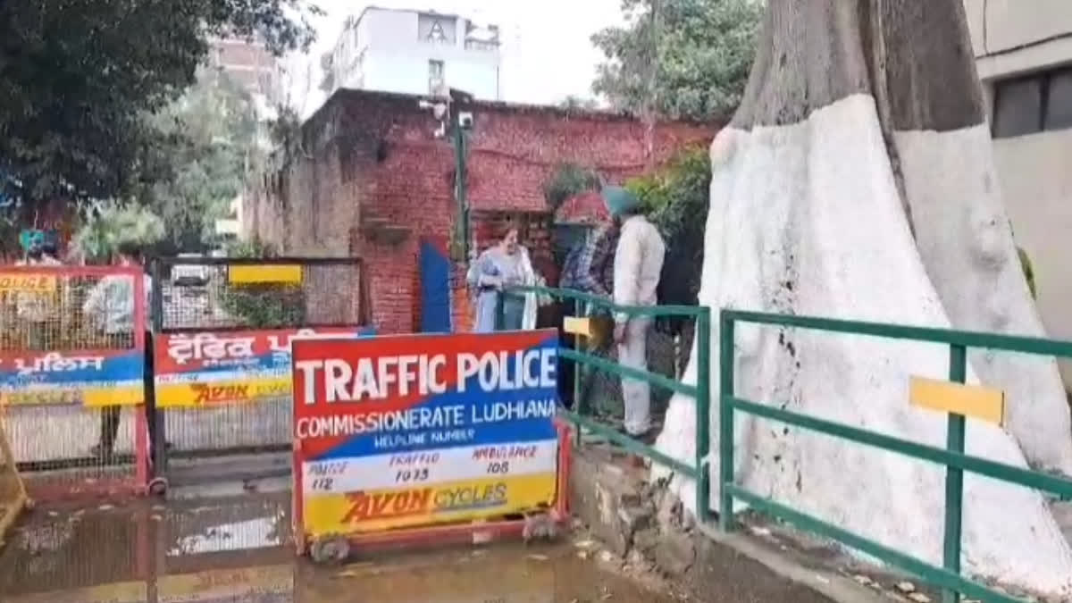 People struggling outside Ludhiana's Police Commissioner's office, barricading and city dwellers fed up with Sewage water