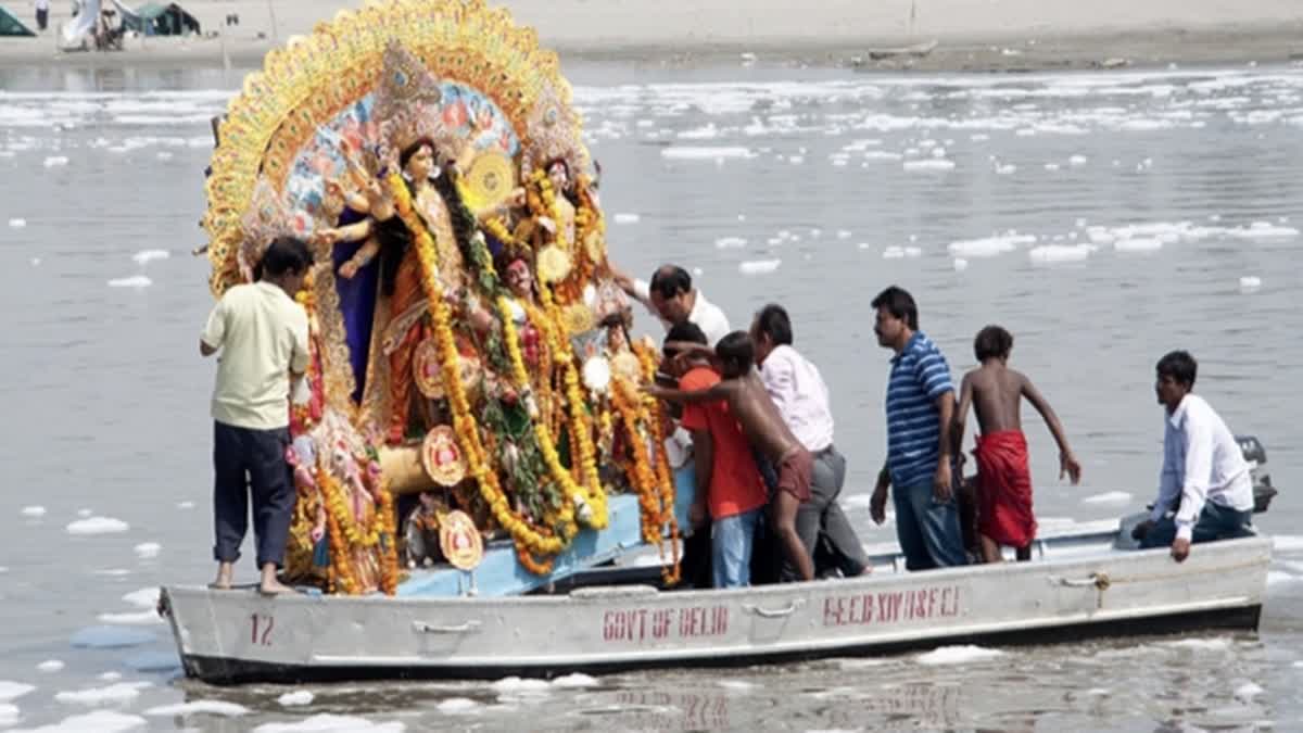 Devotees immerse the idol of a deity in Delhi