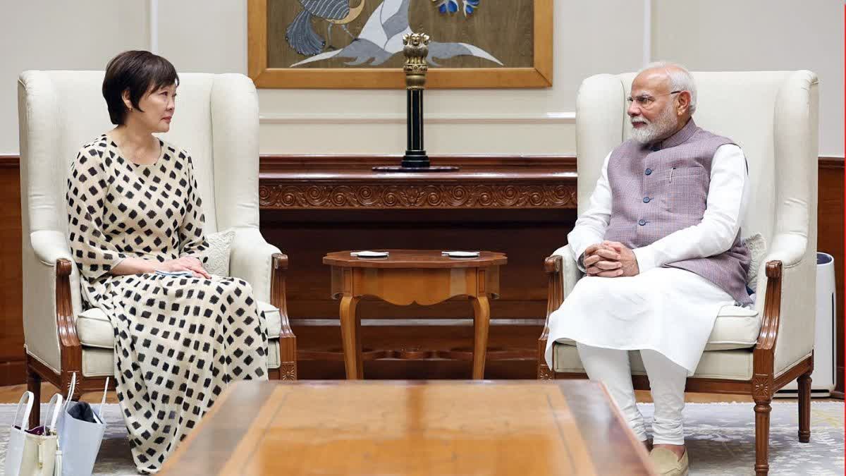 PM Modi Meets Aki Abe wife