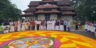 VADAKKUNNATHAN TEMPLE ONAM  BIG FLOWER CARPET THRISSUR  വടക്കുംനാഥ ക്ഷേത്രം ഓണം  ഭീമന്‍ പൂക്കളം വടക്കുംനാഥ ക്ഷേത്രം