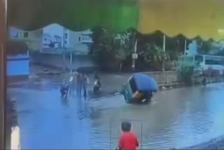 AUTO OVERTURNED IN A PIT