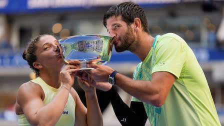 Sara Errani and Andrea Vavassori won the U.S. Open mixed doubles title with a 7-6 (0), 7-5 victory Thursday over Taylor Townsend and Donald Young, who fell just short of a Grand Slam title in his final match before retiring.