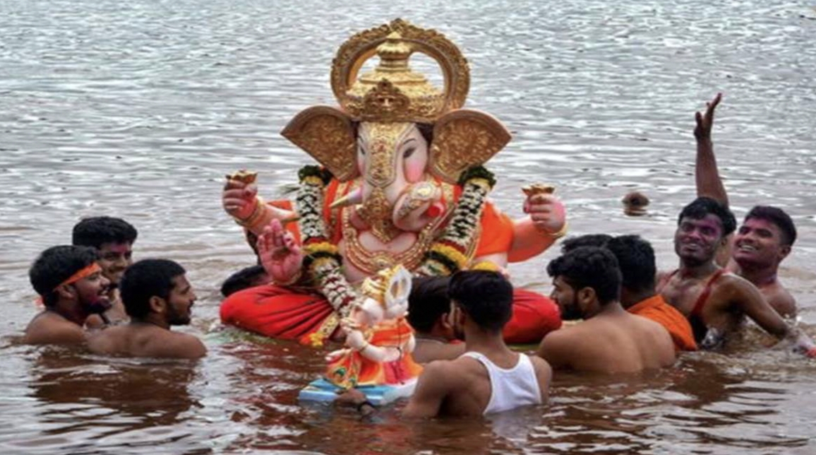 Devotees immerse the idol of a deity in Delhi