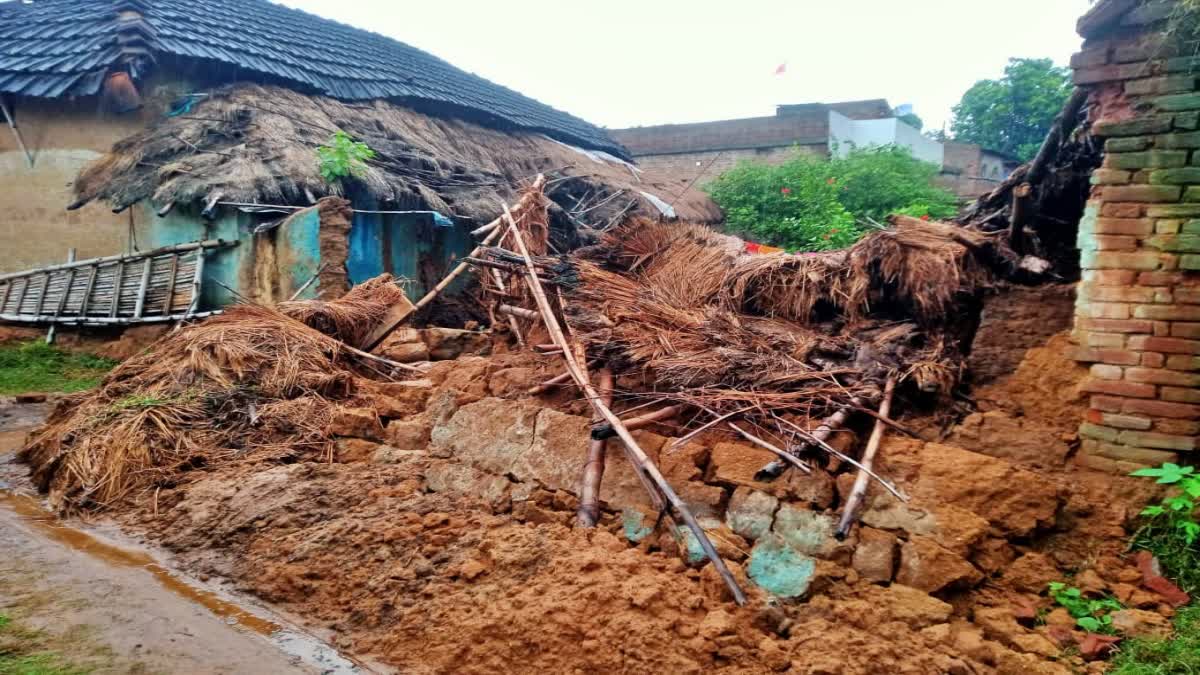 Mud house collapses in Dumka