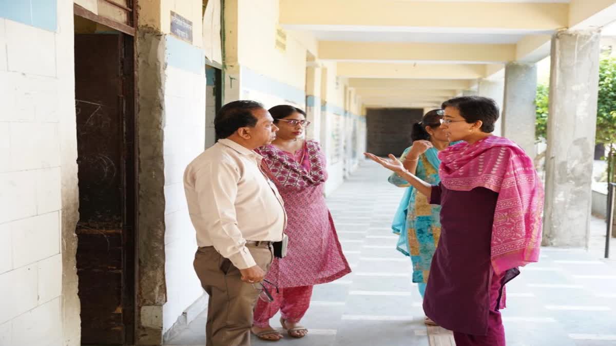 minister aatishi visited MCD school