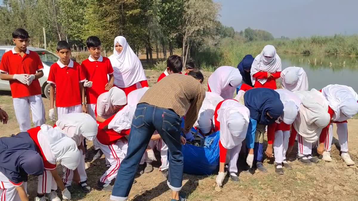 سوچھتا مہم کے تحت لالپورہ جھیل کی صفائی