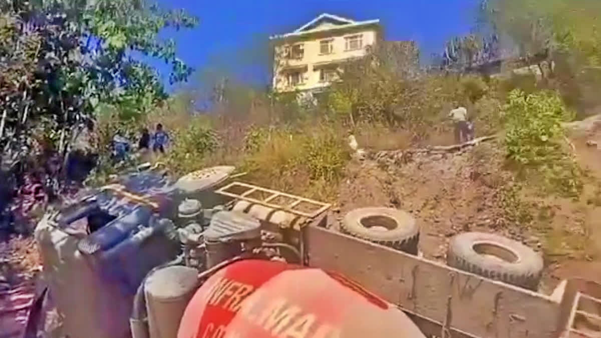 cement concrete mixer truck accident in Hamirpur