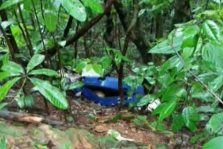 Deadbody  Body found in trolley bag not yet identified  Body found in trolley bag  ട്രോളി ബാഗിൽ മൃതദേഹം  ഇരിട്ടി വിരാജ് പേട്ട അന്തർ സംസ്ഥാനപാത  Iriti Viraj Petta Interstate Highway  മൃതദേഹം ആരുടേതെന്ന് തിരിച്ചറിയാൻ സാധിച്ചില്ല  body could not be identified  തിരിച്ചറിയാനാകാതെ പ്രത്യേക അന്വേഷണ സംഘം  Special Investigation Team couldnt find