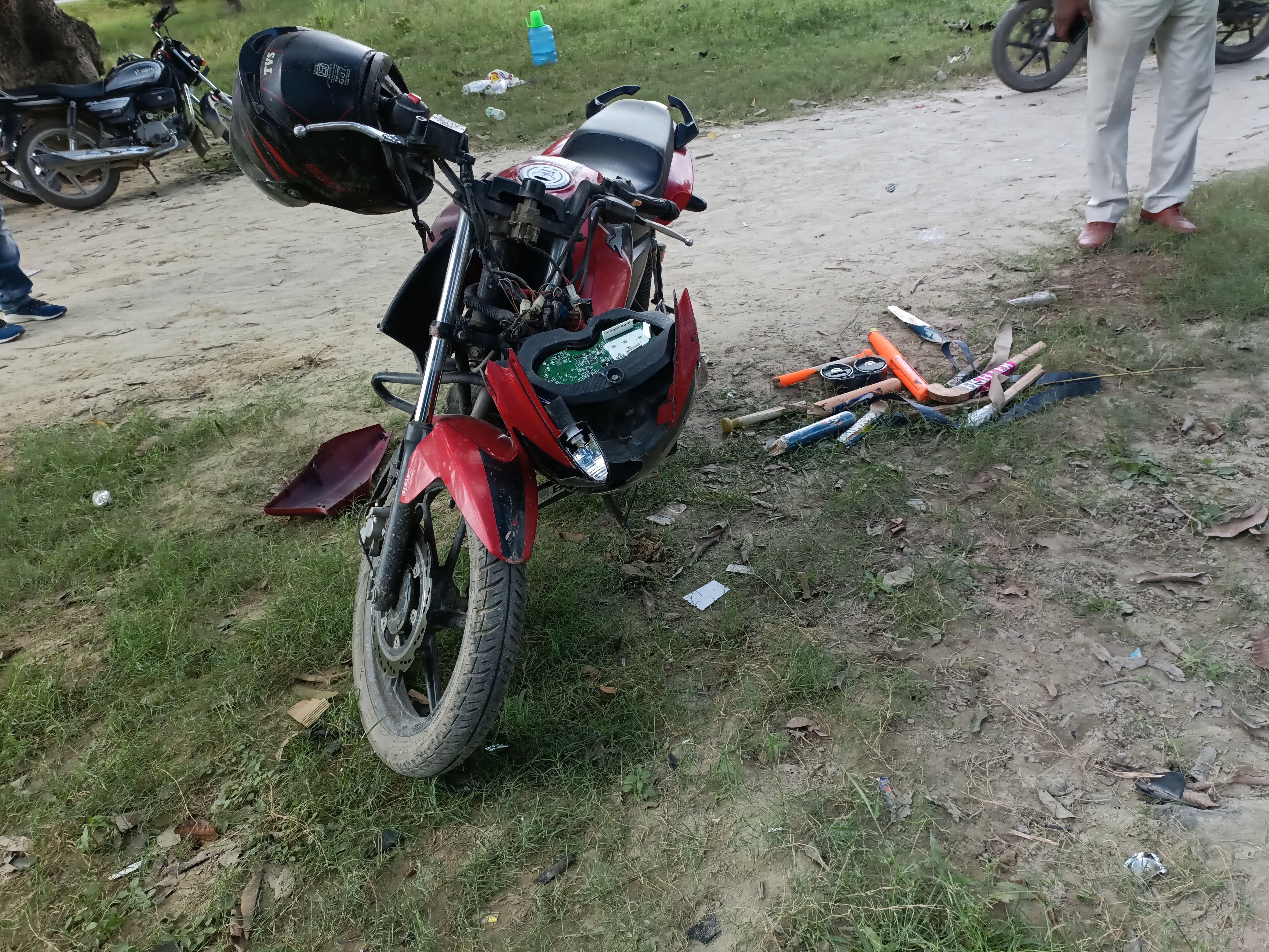 जिस बाइक से आए थे बदमाश ग्रामीणों ने तोड़ा