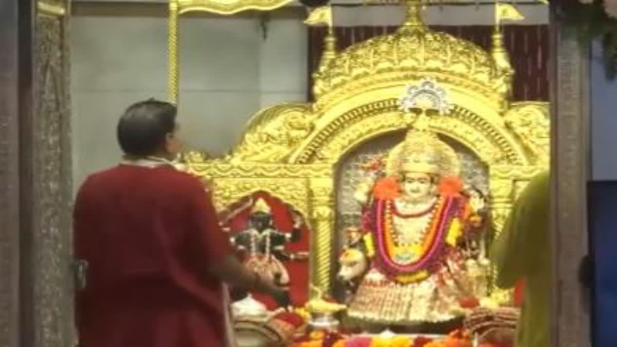 झंडेवालान मंदिर में की गई भव्य आरती