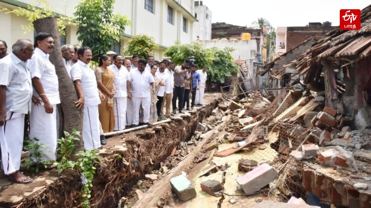 பள்ளி சுவர் இடிந்த பகுதியை ஆய்வு செய்த அமைச்சர், மாவட்ட ஆட்சியர்