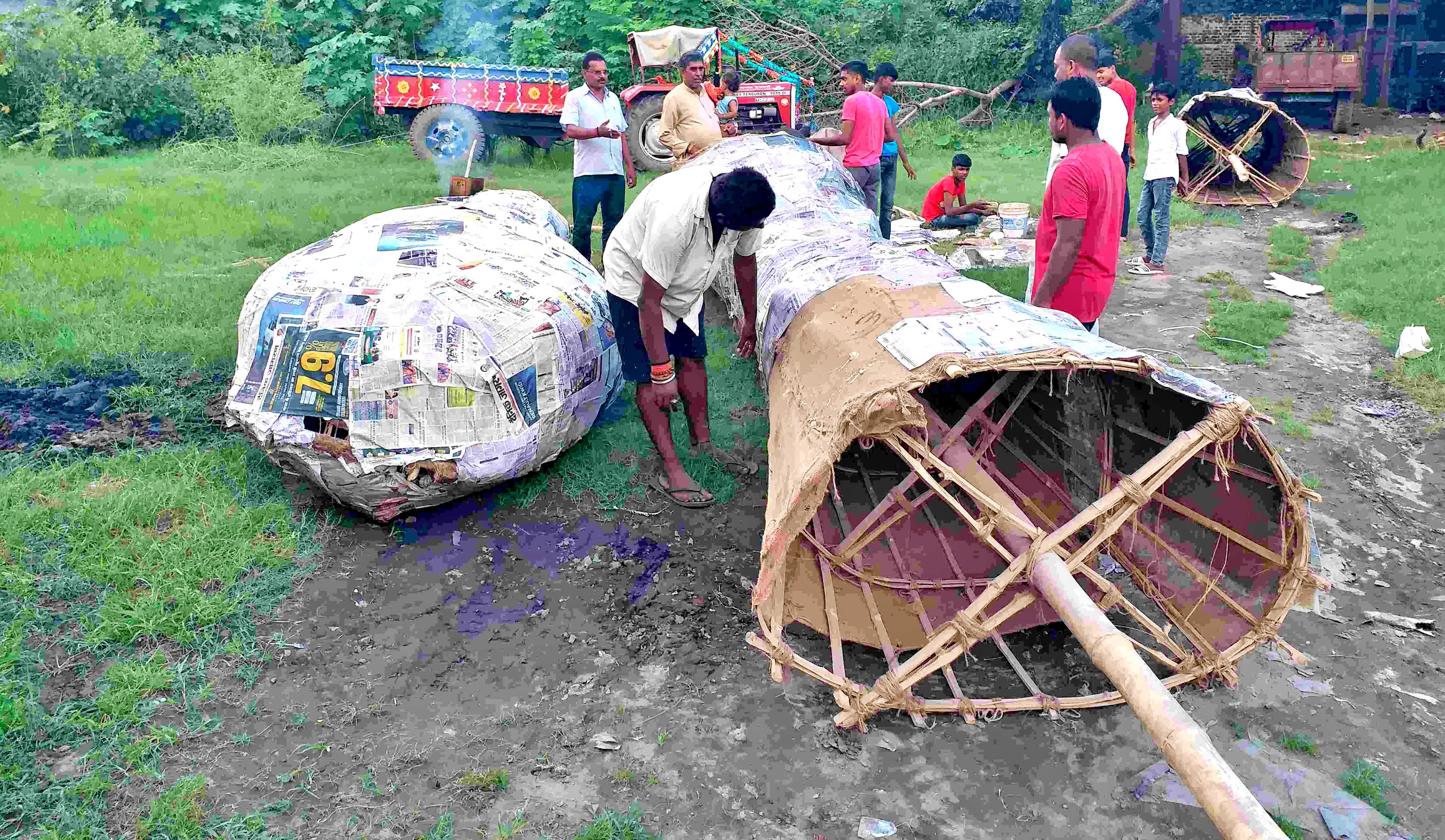 पुतला तैयार करने में जुटे कारीगर