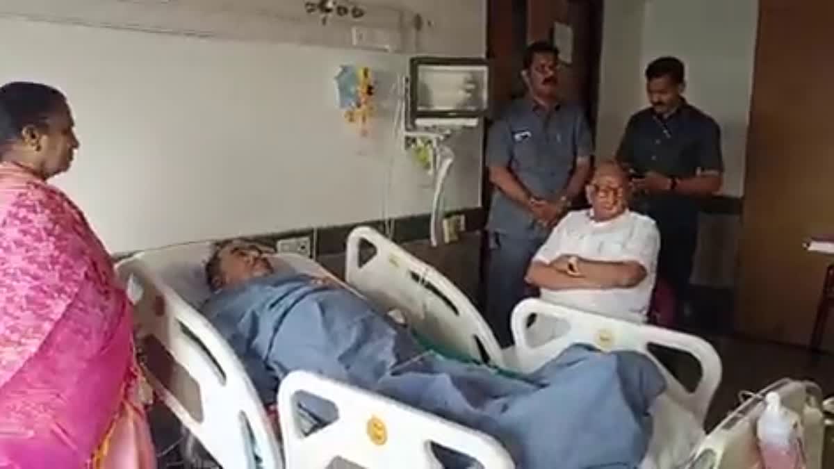 mh-sharad-pawar-meet-eknath-khadse-after-admitted-in-bombay-hospital