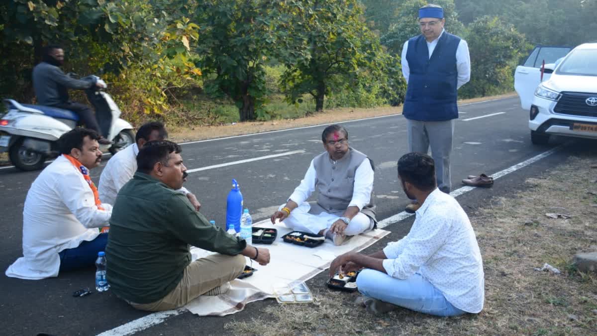 Faggan singh Kulaste eating food on road