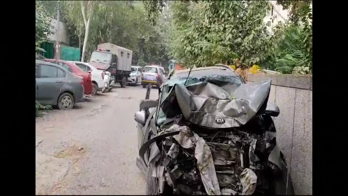 रफ्तार का कहर कार पेड़ से टकराई कार
