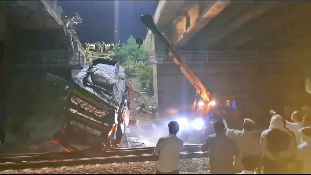 injured as bus overturns on railway track at Dausa  4 people dead  accident in Rajasthan  ನಸುಕಿನ ಜಾವ ಸಂಭವಿಸಿದ ಭೀಕರ ಅಪಘಾತ  ಭೀಕರ ಅಪಘಾತದಲ್ಲಿ 4 ಜನರು ಮೃತ  24 ಮಂದಿ ಗಾಯಗೊಂಡಿರುವ ಘಟನೆ  ರಾಜ್ಯದಲ್ಲಿ ನಸುಕಿನ ಜಾವ ಭೀಕರ ರಸ್ತೆ ಅಪಘಾತ  ನಾಲ್ವರು ಪ್ರಯಾಣಿಕರು ಸ್ಥಳದಲ್ಲಿ ತಮ್ಮ ಪ್ರಾಣ  ಅಪಘಾತ ರಾಷ್ಟ್ರೀಯ ಹೆದ್ದಾರಿ 21ರಲ್ಲಿ ಸಂಭವಿಸಿ  ಪ್ರಯಾಣಿಕರ ಬಸ್ ತಡೆಗೊಡೆಗೆ ಡಿಕ್ಕಿ  ರೈಲ್ವೇ ಟ್ರ್ಯಾಕ್​ ಮೇಲೆ ಉರುಳಿ ಬಿದ್ದ ಬಸ್​ ತಡೆಗೊಡೆಗೆ ಡಿಕ್ಕಿ ಹೊಡೆದು ರೈಲ್ವೇ ಟ್ರ್ಯಾಕ್​