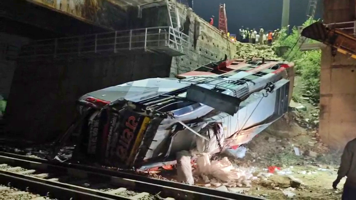 injured as bus overturns on railway track at Dausa  4 people dead  accident in Rajasthan  ನಸುಕಿನ ಜಾವ ಸಂಭವಿಸಿದ ಭೀಕರ ಅಪಘಾತ  ಭೀಕರ ಅಪಘಾತದಲ್ಲಿ 4 ಜನರು ಮೃತ  24 ಮಂದಿ ಗಾಯಗೊಂಡಿರುವ ಘಟನೆ  ರಾಜ್ಯದಲ್ಲಿ ನಸುಕಿನ ಜಾವ ಭೀಕರ ರಸ್ತೆ ಅಪಘಾತ  ನಾಲ್ವರು ಪ್ರಯಾಣಿಕರು ಸ್ಥಳದಲ್ಲಿ ತಮ್ಮ ಪ್ರಾಣ  ಅಪಘಾತ ರಾಷ್ಟ್ರೀಯ ಹೆದ್ದಾರಿ 21ರಲ್ಲಿ ಸಂಭವಿಸಿ  ಪ್ರಯಾಣಿಕರ ಬಸ್ ತಡೆಗೊಡೆಗೆ ಡಿಕ್ಕಿ  ರೈಲ್ವೇ ಟ್ರ್ಯಾಕ್​ ಮೇಲೆ ಉರುಳಿ ಬಿದ್ದ ಬಸ್​ ತಡೆಗೊಡೆಗೆ ಡಿಕ್ಕಿ ಹೊಡೆದು ರೈಲ್ವೇ ಟ್ರ್ಯಾಕ್​