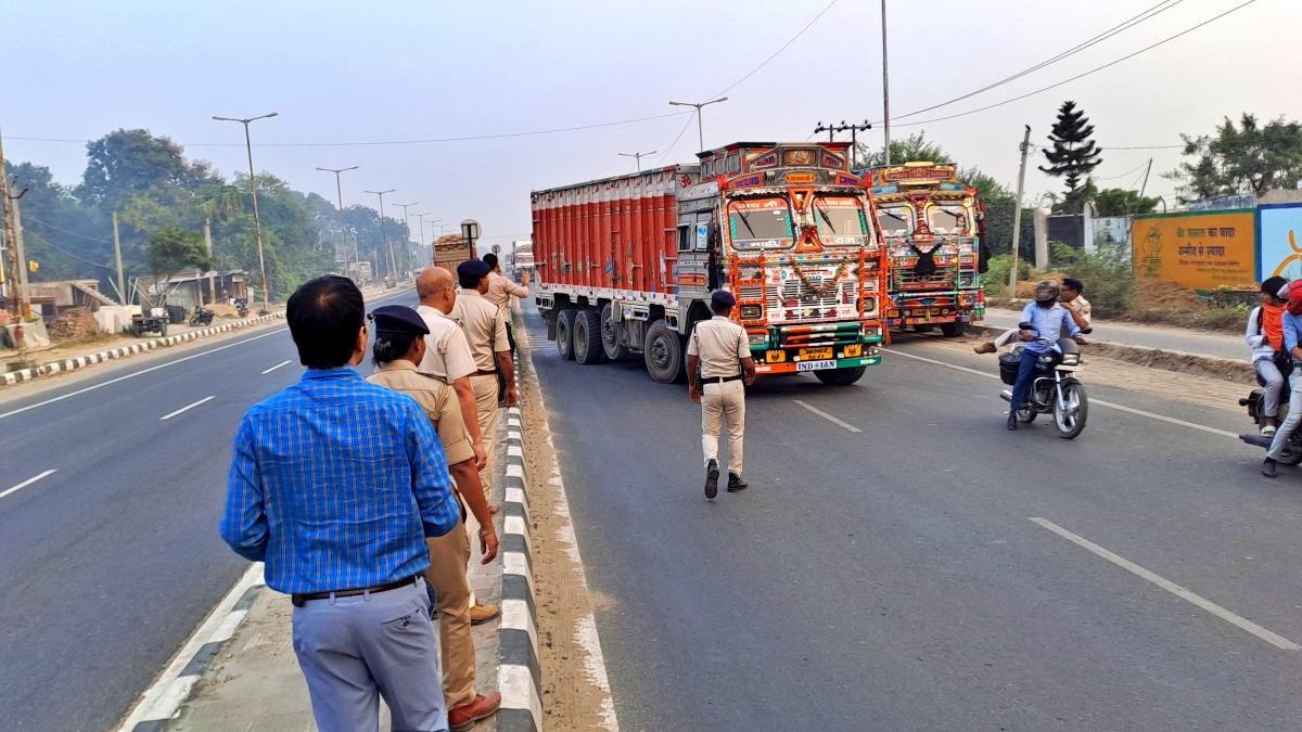 ट्रकों को रोककर जांच करती पुलिस