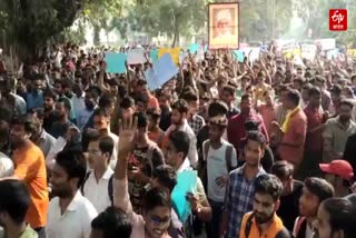 बीएचयू आईआईटी के छात्रों ने विरोध में मार्च निकाला.