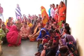 Villagers protest against arbitrariness of PDS shopkeeper in Bokaro