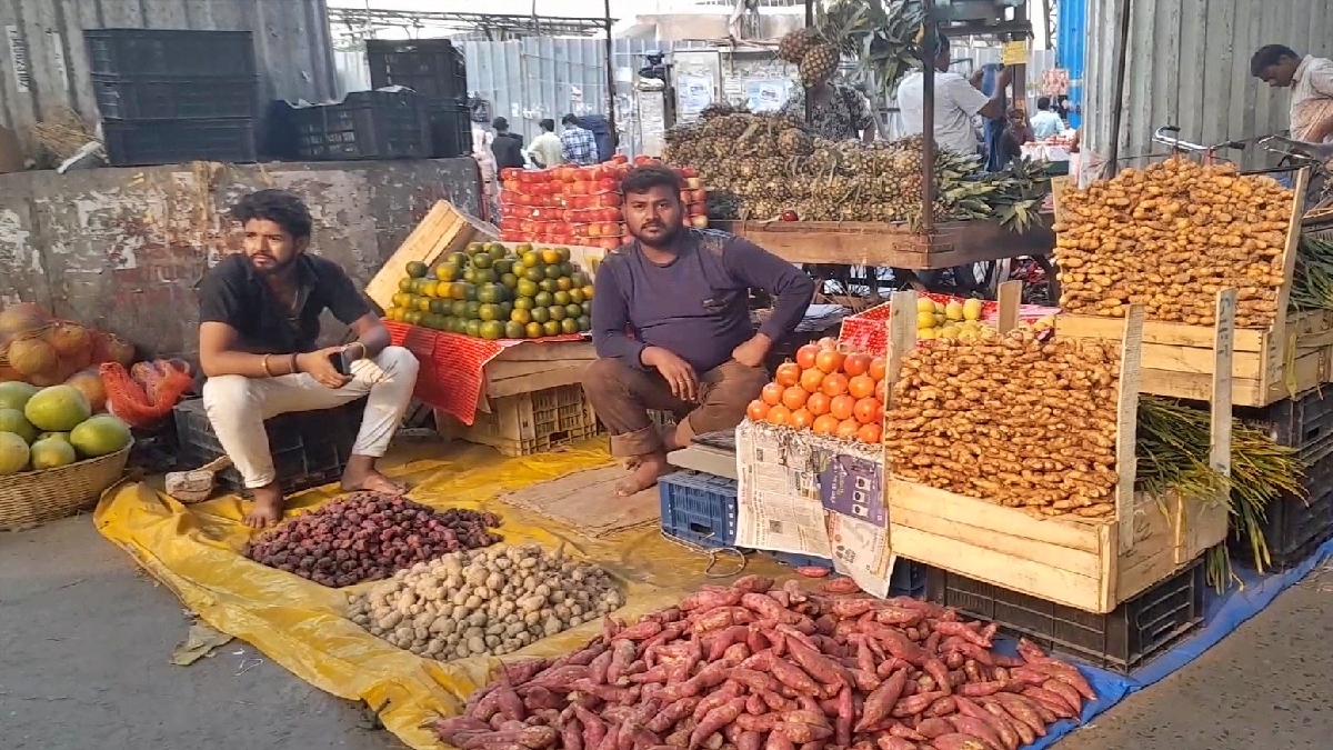 पटना में फल की लगी दुकान