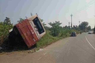 વાપીથી નાસિક જતી બસને નડ્યો અકસ્માત