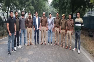 नोएडा में पुलिस मुठभेड़ में गोली लगने के बाद आरोपी गिरफ्तार