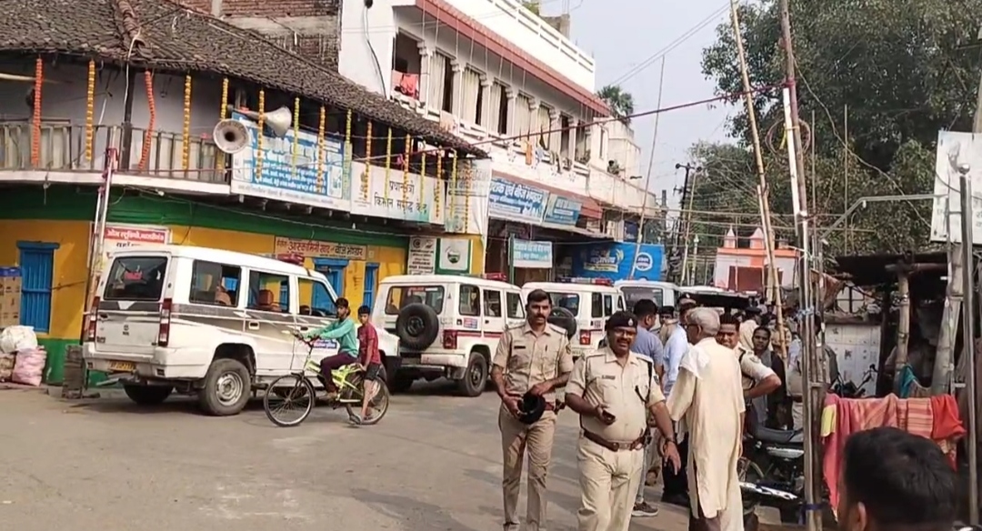 रोहतास में कई थानों की पुलिस कर रही फ्लैग मार्च