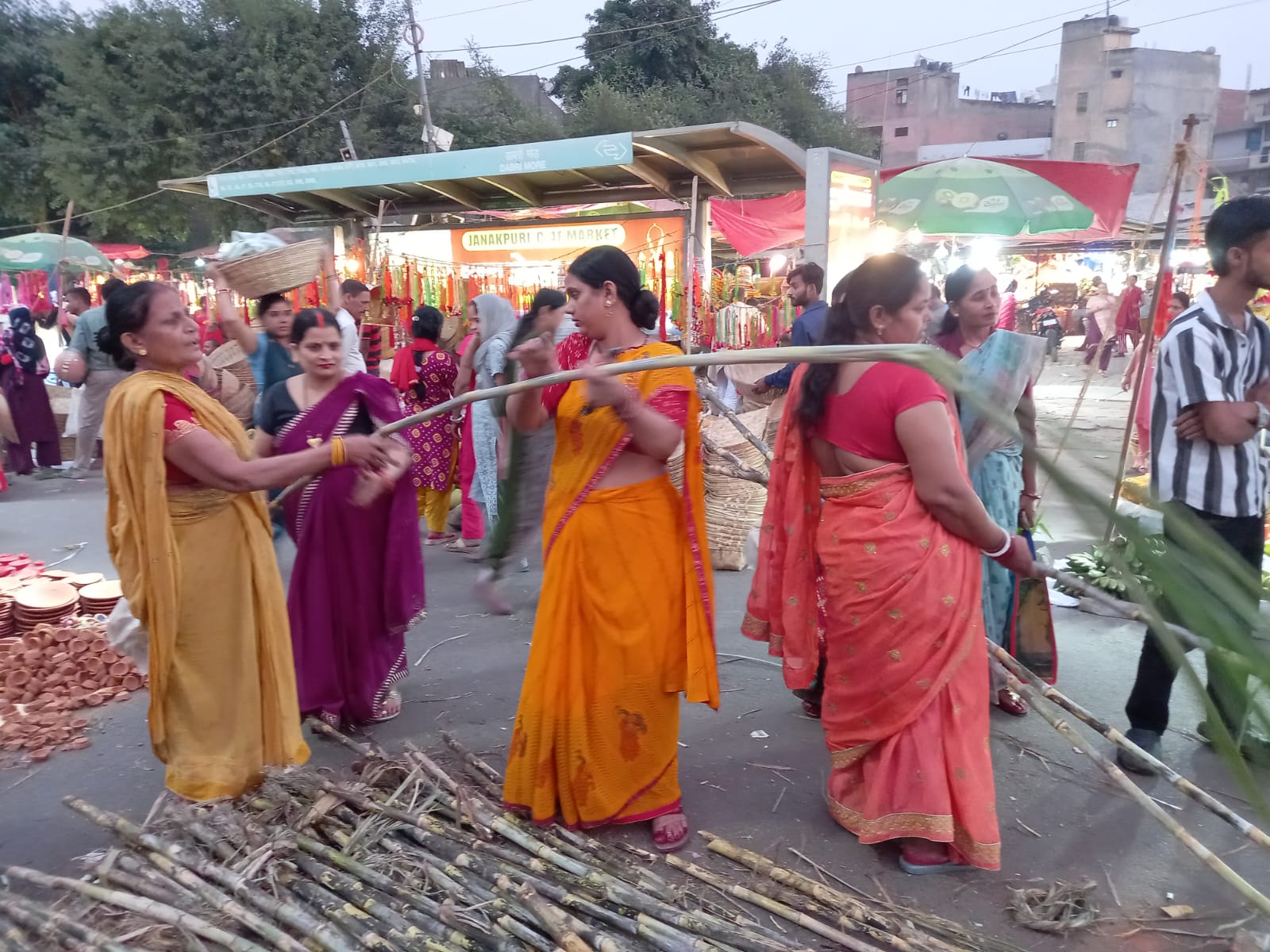 जांच परख कर गन्ने की खरीदारी करती महिलाएं