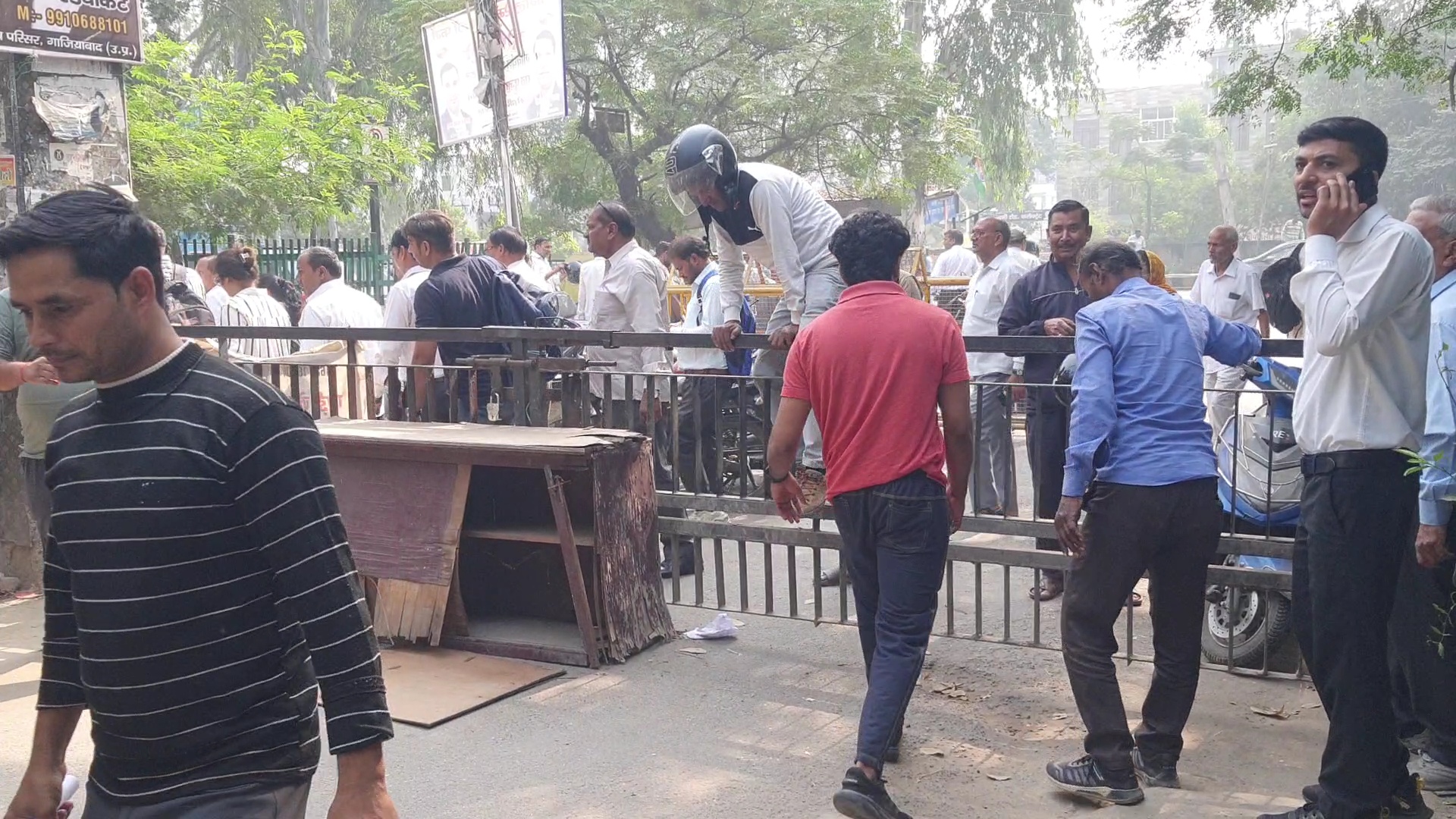 Lock hung on the main gate of the court, lawyers on strike, Bar Association Ghaziabad passed 7 resolutions