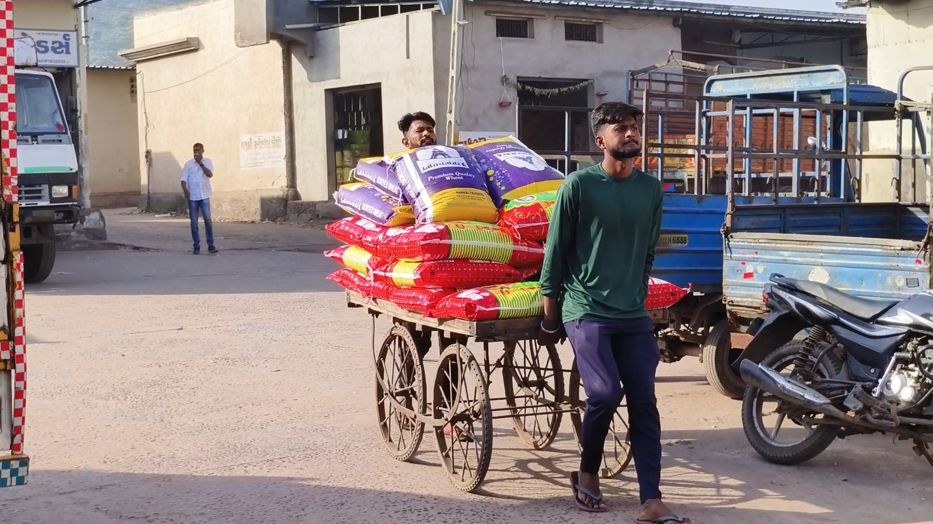 લાભ પાંચમના દિવસે ભુજની જથ્થાબંધ બજારમાં વેપારીઓએ કાંટાપૂજન કરીને વેપાર શરૂ કર્યો