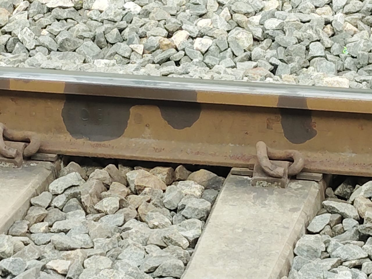 റെയിൽവേ പാളത്തിൽ വസ്‌തുക്കൾ നിരത്തി  Objects Found In Railway Line  Objects On Railway Track Kasaragod  Oil on Railway Track