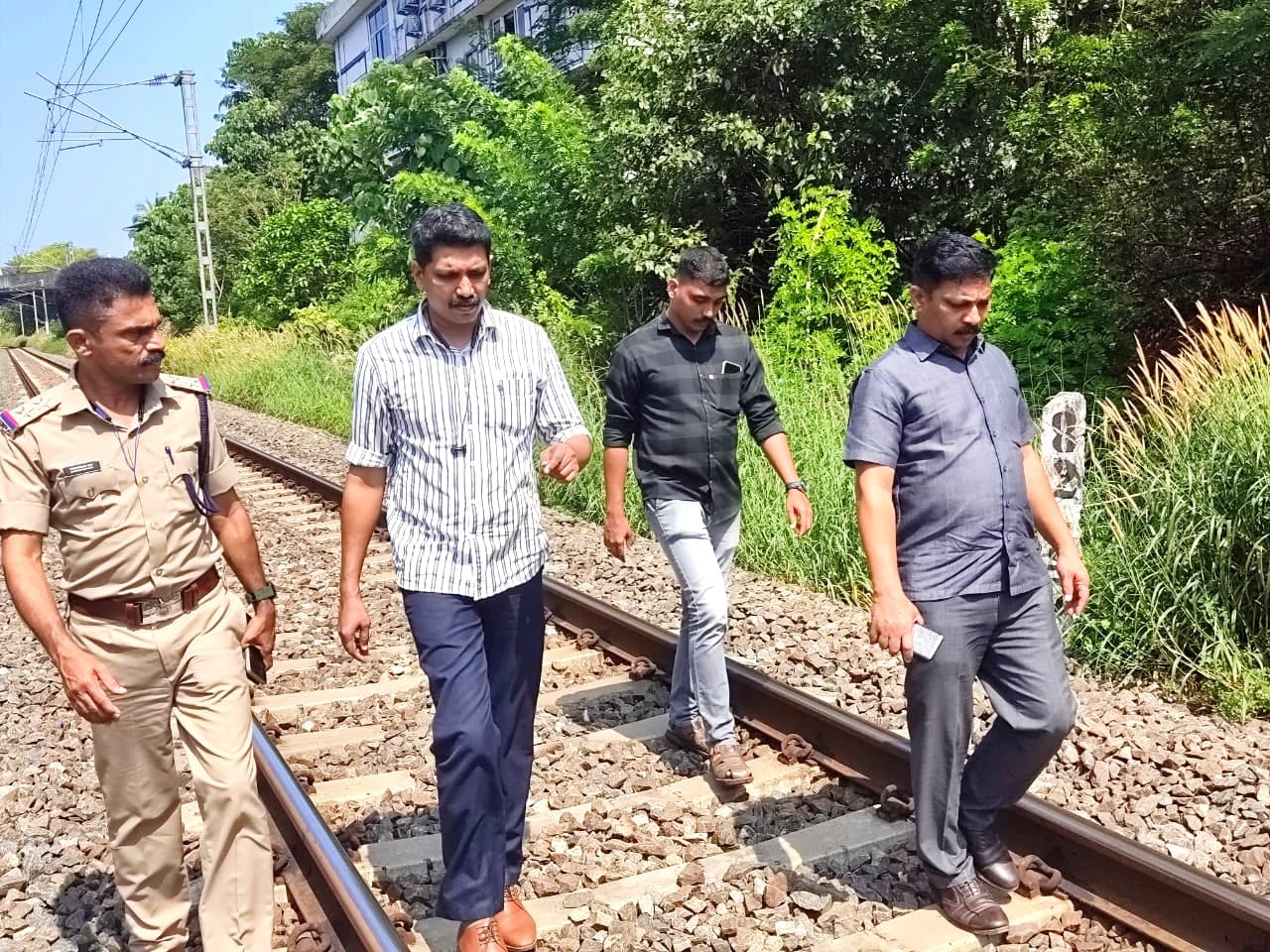 റെയിൽവേ പാളത്തിൽ വസ്‌തുക്കൾ നിരത്തി  Objects Found In Railway Line  Objects On Railway Track Kasaragod  Oil on Railway Track