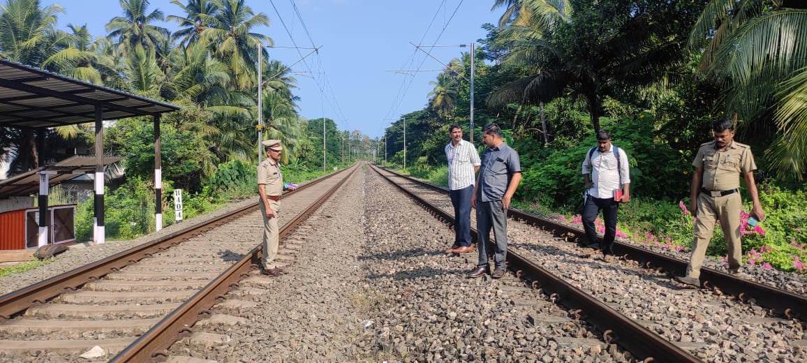 റെയിൽവേ പാളത്തിൽ വസ്‌തുക്കൾ നിരത്തി  Objects Found In Railway Line  Objects On Railway Track Kasaragod  Oil on Railway Track