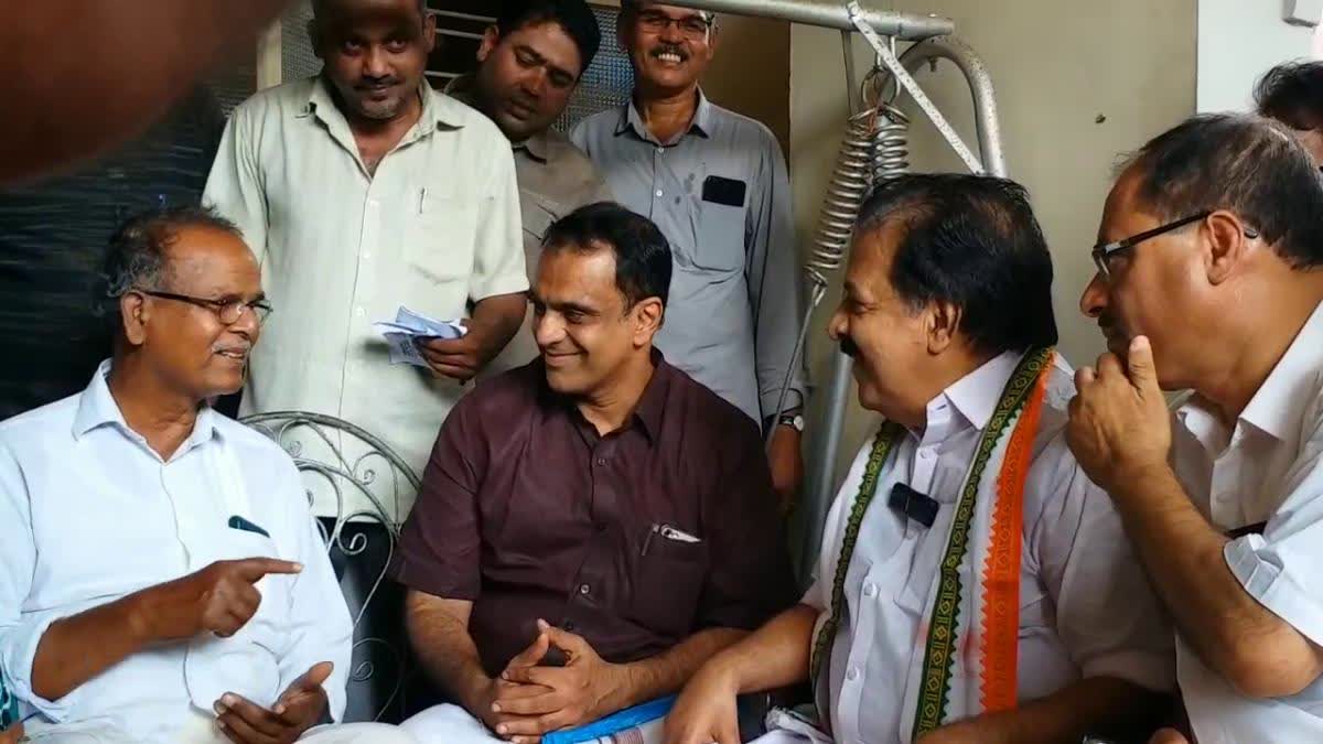 ramesh chennithala home visit  AICC General Secratery KC Venugopal  യുഡിഎഫ്  മുൻ പ്രതിപക്ഷ നേതാവ് രമേശ്‌ ചെന്നിത്തല  എഐസിസി ജനറൽ സെക്രട്ടറി കെ സി വേണുഗോപാല്‍  കെസി വേണുഗോപാല്‍  സർക്കാരല്ലിത് കൊള്ളക്കാർ  കുറ്റപത്ര വിതരണം  മുഖ്യമന്ത്രി  മുഖ്യമന്ത്രി ധര്‍മടം  kerala news updates  latest news in kerala  UDF Chargesheet Against LDF Govt  മുന്‍ പ്രതിപക്ഷ നേതാവ് രമേശ്‌ ചെന്നിത്തല  രമേശ്‌ ചെന്നിത്തല  Kasaragod News Updates  Latest News In Kerala