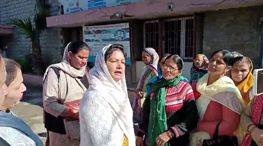 Tauni Devi Mahila Mandal Meet SP Hamirpur