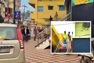 Bhojpur Axis Bank  Armed robbers take hostages  took the bank employees and customers as hostage  soon after the bank opened for regular business  pulled down the shutters of the bank from inside  ആക്സിസ് ബാങ്കില്‍ ആയുധധാരികളായ കൊള്ളക്കാര്‍  ബിഹാറിലെ ഭോജ്പൂരില്ക