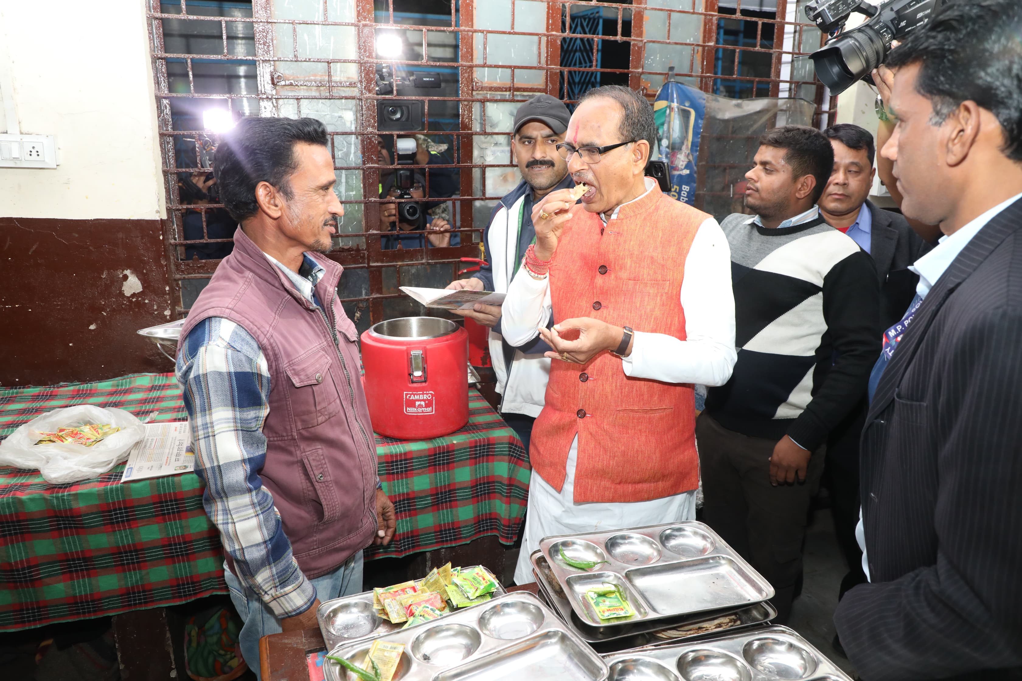 CM Shivraj In Night Shelter