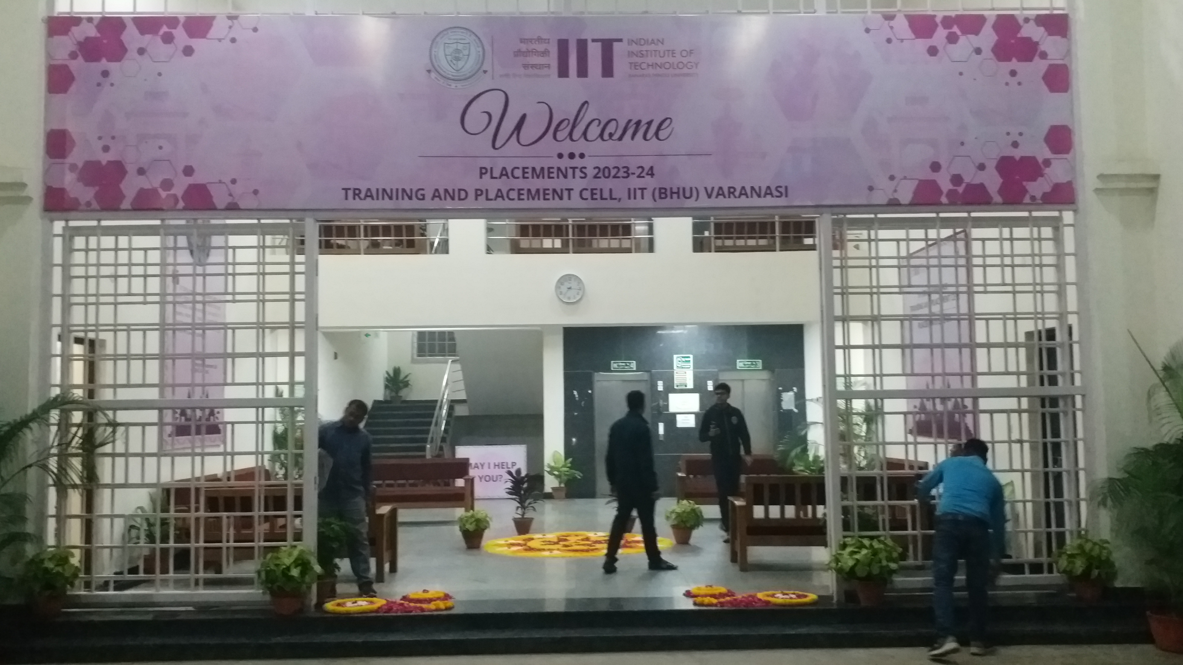 IIT-BHU में अंतरराष्ट्रीय कंपनियां 1700 से अधिक कैंडिडेट्स का इंटरव्यू कर रही हैं.