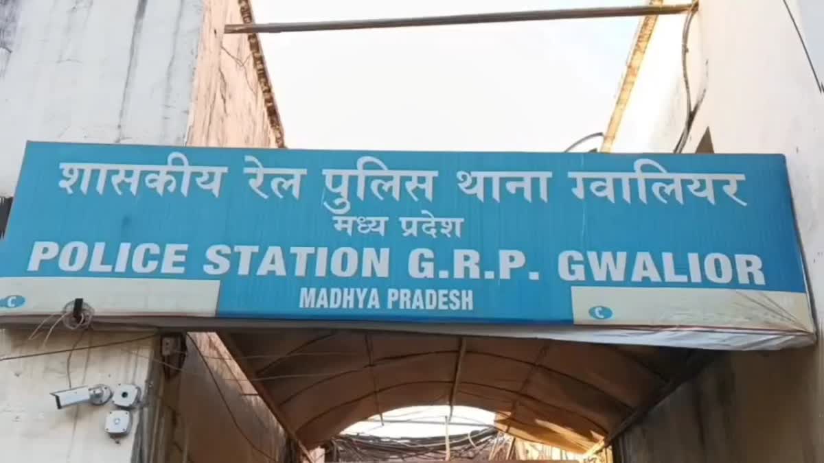 pickpocket chewed off a man's thumb at Gwalior station