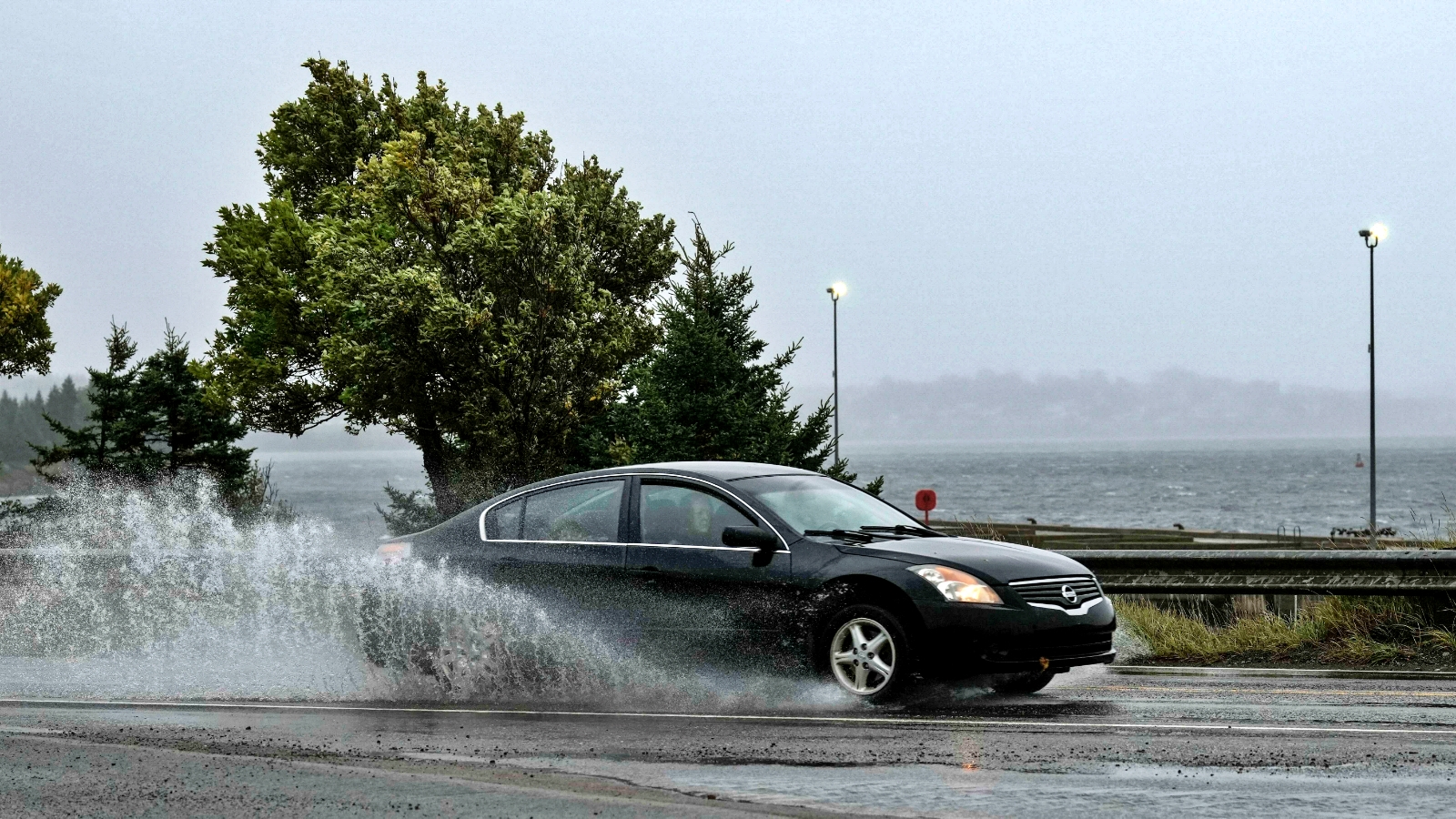 WHY WET ROADS ARE DANGEROUS TO RIDE  HYDROPLANING IN WET ROADS  വെള്ളക്കെട്ടുള്ള റോഡ് അപകടം  ആലപ്പുഴ കളര്‍കോട് വാഹനാപകടം