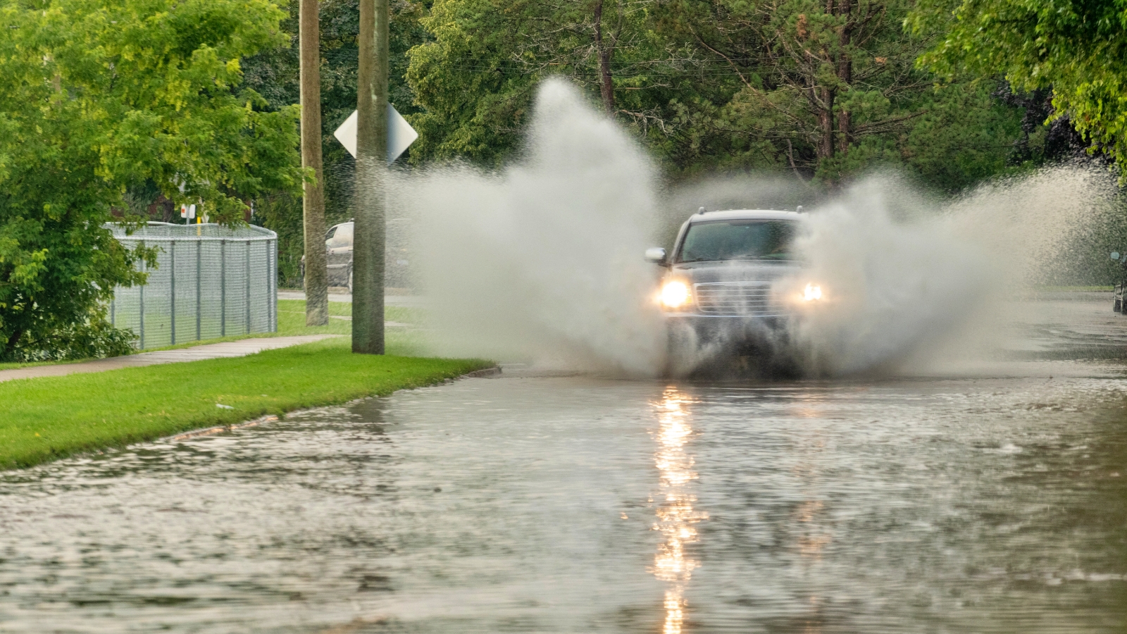 WHY WET ROADS ARE DANGEROUS TO RIDE  HYDROPLANING IN WET ROADS  വെള്ളക്കെട്ടുള്ള റോഡ് അപകടം  ആലപ്പുഴ കളര്‍കോട് വാഹനാപകടം