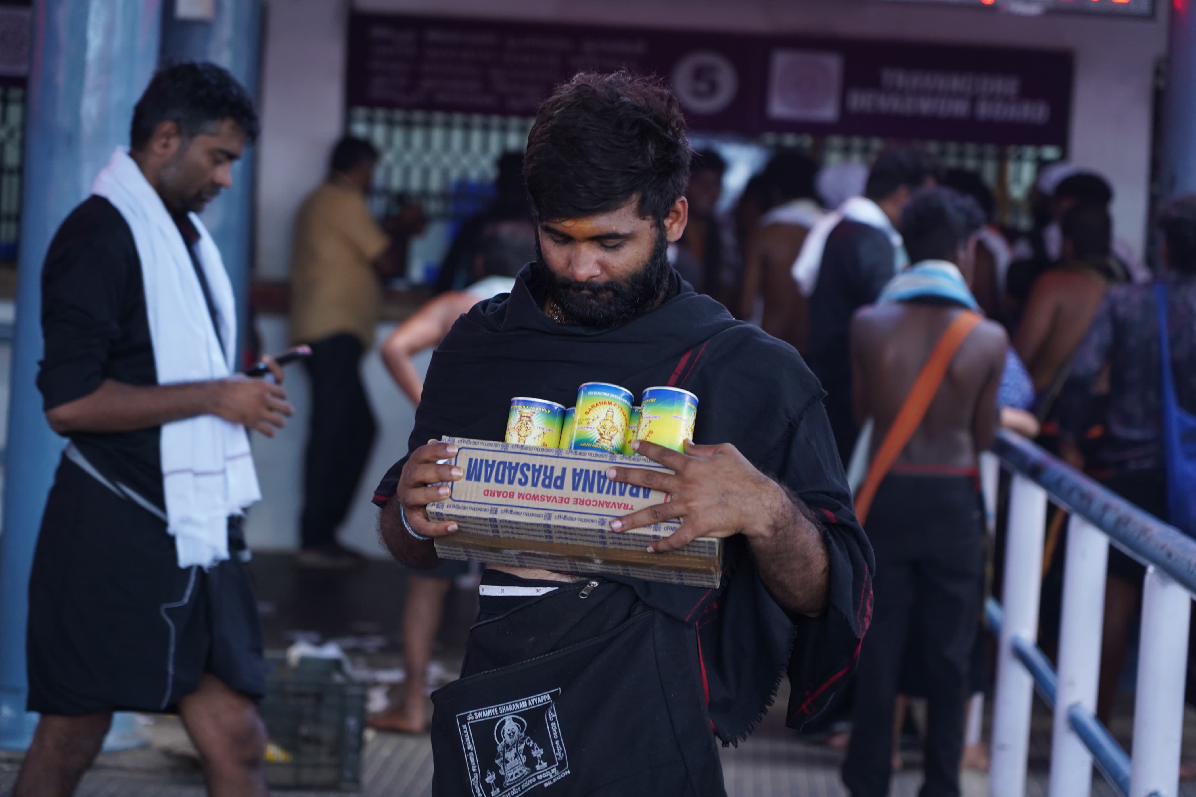 KERALA POLICE IN SABARIMALA  SABARIMALA SANNIDHANAM  കേരള പൊലീസ് റിസ്റ്റ് ബാന്‍ഡ് ശബരിമല  ശബരിമലയില്‍ കൂട്ടംതെറ്റിയാല്‍ സഹായം