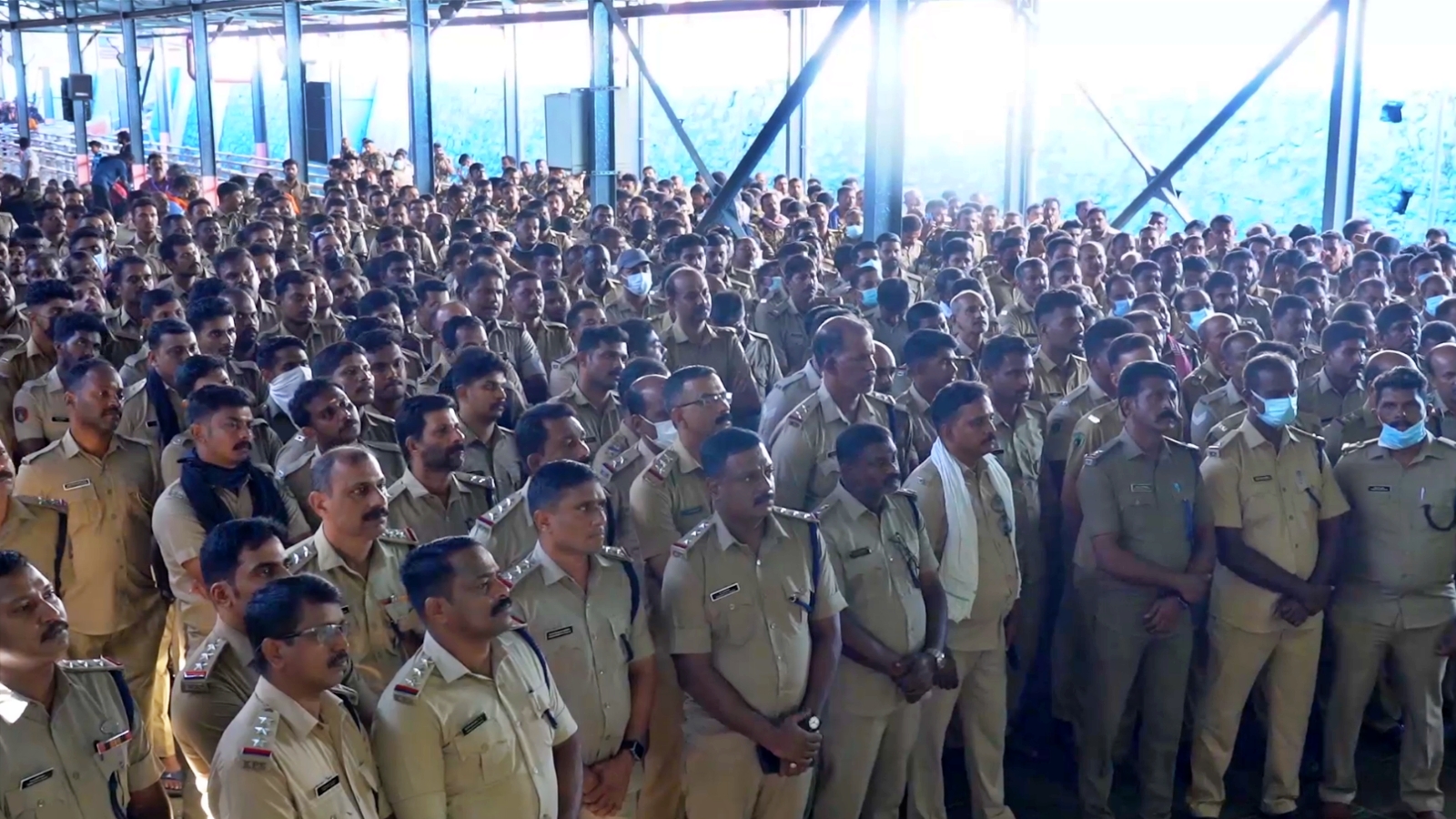 KERALA POLICE IN SABARIMALA  SABARIMALA SANNIDHANAM  കേരള പൊലീസ് റിസ്റ്റ് ബാന്‍ഡ് ശബരിമല  ശബരിമലയില്‍ കൂട്ടംതെറ്റിയാല്‍ സഹായം