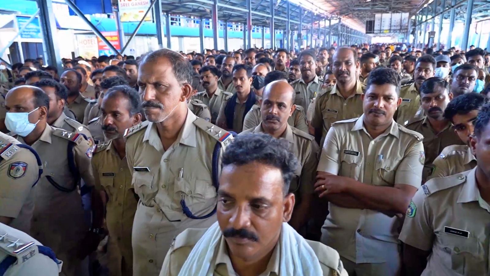 KERALA POLICE IN SABARIMALA  SABARIMALA SANNIDHANAM  കേരള പൊലീസ് റിസ്റ്റ് ബാന്‍ഡ് ശബരിമല  ശബരിമലയില്‍ കൂട്ടംതെറ്റിയാല്‍ സഹായം